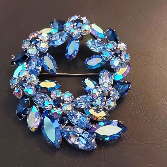 ❄️Blue Aurora Borealis Unsigned Juliana Brooch - Picture 2 of 7